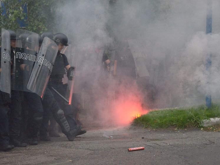 Убийство пятилетнего мальчика. В Переяславе-Хмельницком активисты забросали отделение полиции петардами и дымовыми шашками
