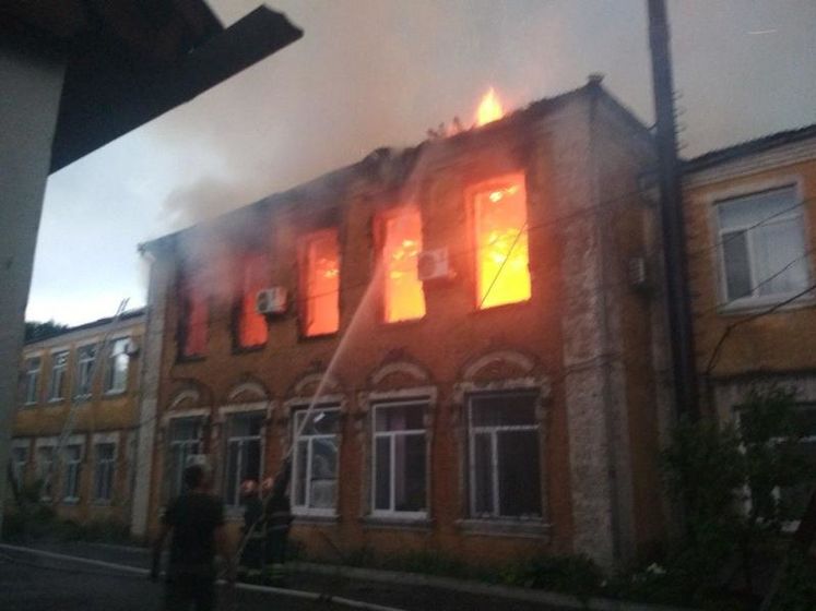 В Кировоградской области молния ударила в здание райгосадминистрации, здание сгорело