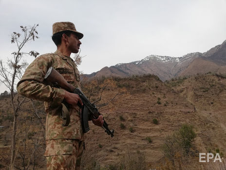 В результате взрыва бомбы в Пакистане погибло четверо военных
