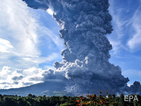 ﻿В Індонезії сталося виверження вулкана Сінабунг. Фоторепортаж