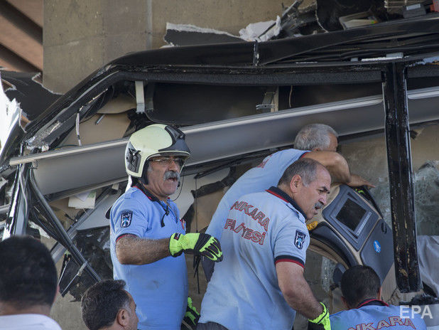 В Турции экскурсионный автобус столкнулся с автомобилем, четыре человека погибли
