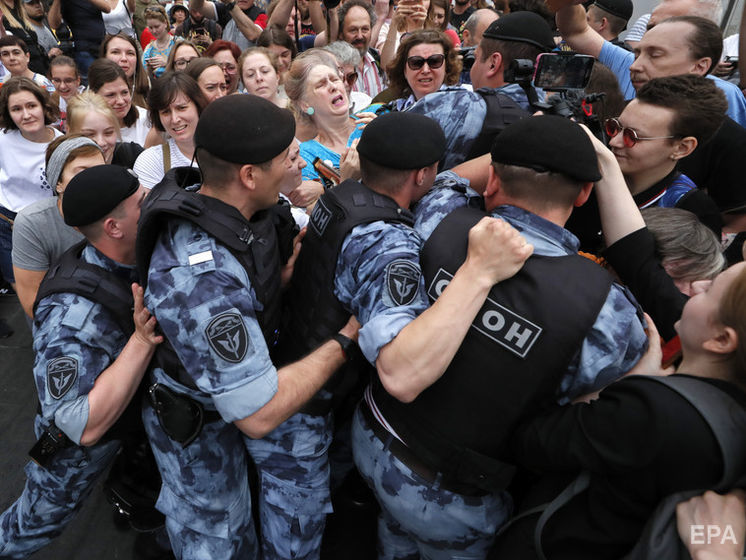 ﻿У ЄС домовилися продовжити "кримські" санкції проти РФ, масові затримання демонстрантів у Москві. Головне за день