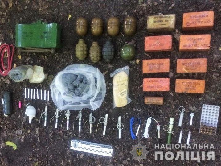 На Лысой горе в Киеве обнаружили тайник с боеприпасами и взрывчаткой