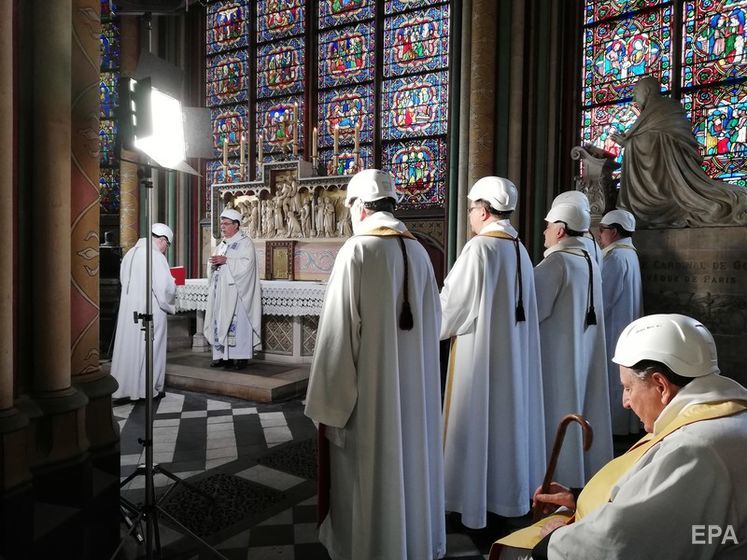 В соборе Парижской Богоматери прошло первое после пожара богослужение