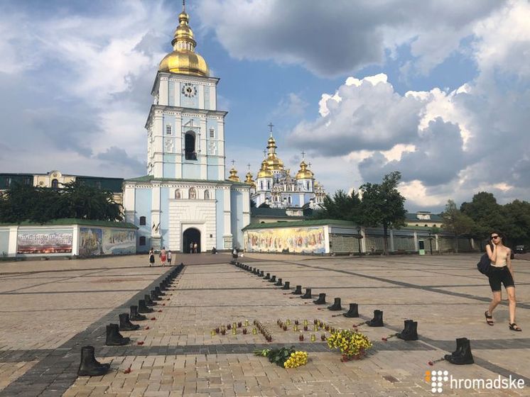 В Киеве на Михайловской площади расставили 49 пар берцев в память о погибших бойцах из самолета Ил-76, сбитого боевиками на Донбассе
