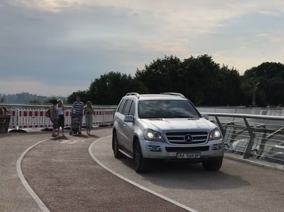 На новый пешеходный мост в Киеве заехал водитель на Mercedes