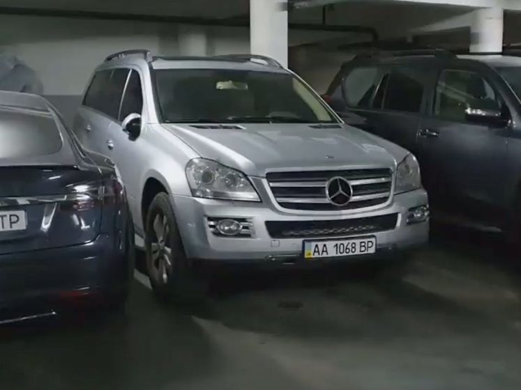 Кличко сообщил, что полиция нашла водителя, заехавшего на автомобиле Mercedes на новый пешеходный мост в Киеве