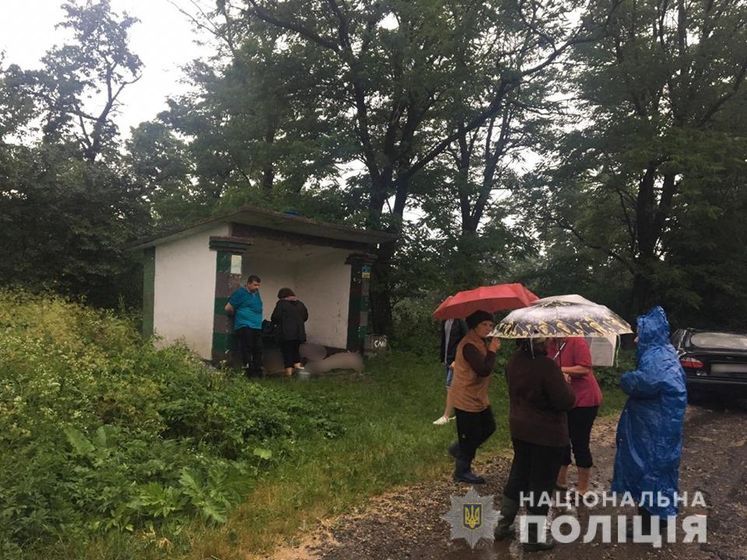 В Ивано-Франковской области молния попала в остановку, три человека погибло, двое пострадали