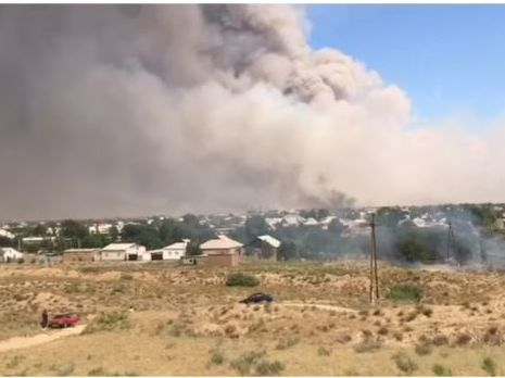 В Казахстане горит военный арсенал. Из-за взрывов эвакуируют ближайший город
