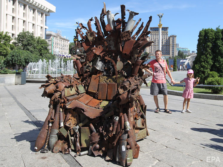 В центре Киева установили "Железный трон Востока", изготовленный из обломков снарядов. Видео
