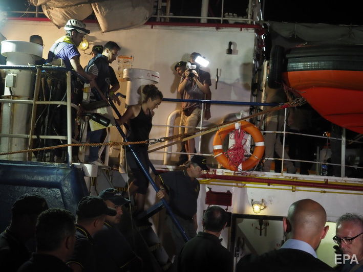 В Италии арестовали капитана пришвартовавшегося без разрешения судна с мигрантами