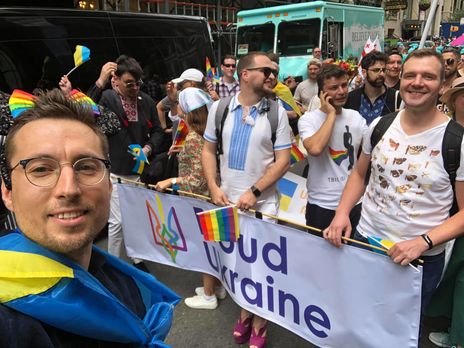 В Нью-Йорке состоялся самый большой в истории ЛГБТ-прайд, у украинцев была отдельная колонна. Фоторепортаж