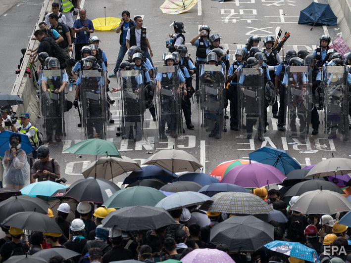 В Гонконге снова начались столкновения между полицией и демонстрантами