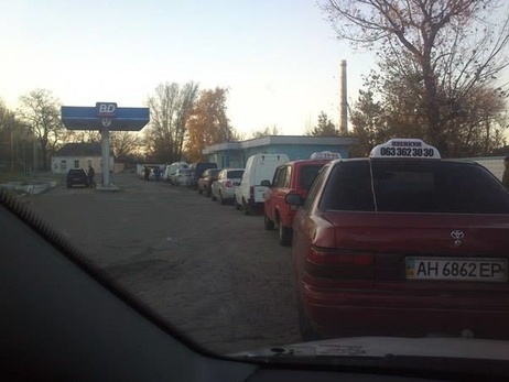 Дончанин показал километровую очередь за бензином в Донецке: "Помог вам ваш Путин?" Видео