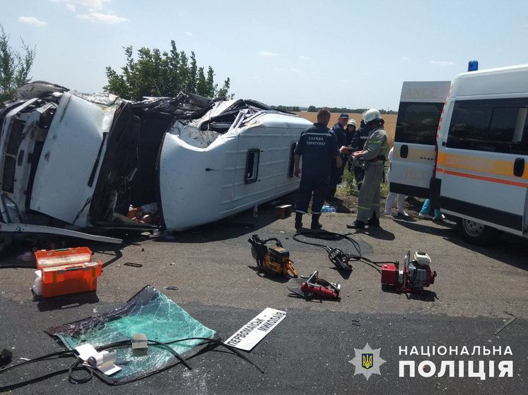 В Николаевской области столкнулись микроавтобус с маршруткой. Одна погибшая, 15 травмированных