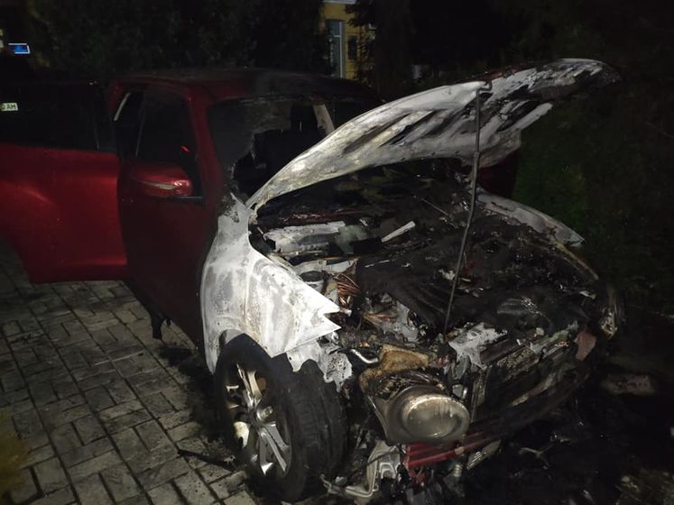 В Херсоне неизвестные подожгли автомобиль помощницы кандидата в нардепы от "Слуги народа"