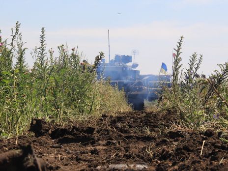 ﻿На Донбасі бойовики влучили ракетою у військову вантажівку ЗСУ, звільнено голів чотирьох українських митниць. Головне за день
