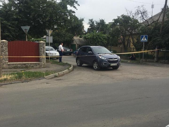 ﻿В Ужгороді обстріляли автомобіль офіцера поліції, який займається боротьбою з контрабандою