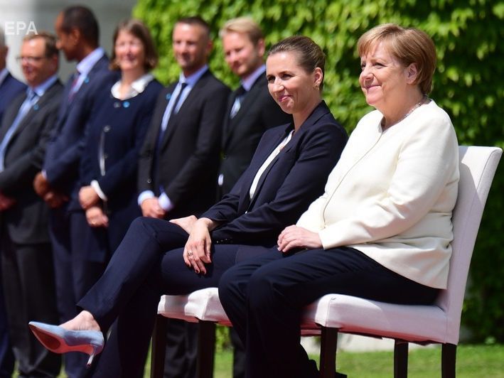 ﻿Після трьох нападів тремтіння Меркель брала участь в офіційній церемонії сидячи