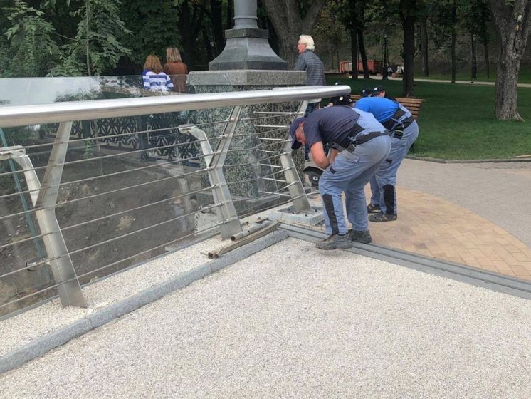 ﻿У Києві на пішохідному мосту з'явилася нова тріщина
