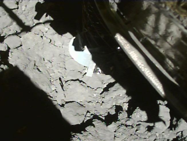 Японский космический аппарат сел на поверхность астероида Рюгу
