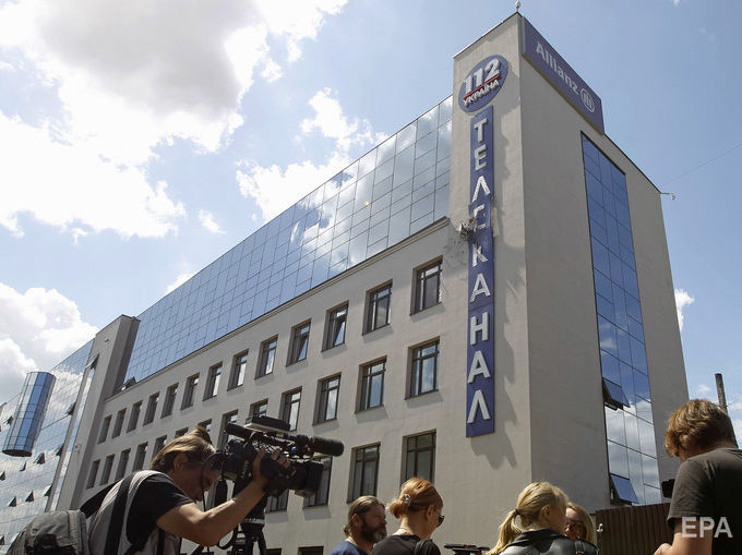 Владелец "112 Украина" Козак назвал обстрел здания телеканала "очередной угрозой независимым СМИ"