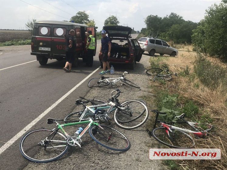Под Николаевом автомобиль врезался в группу велосипедистов, пострадало шестеро детей