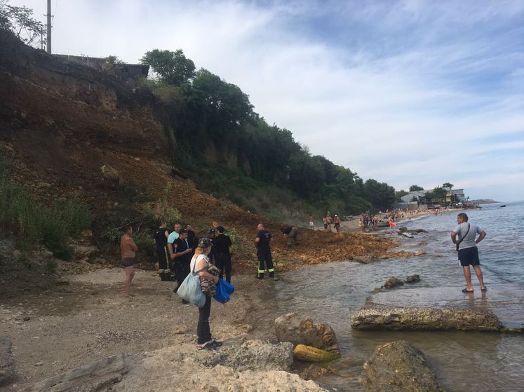 Спасатели возобновили поисковые работы на пляже в Одессе, где сошел оползень