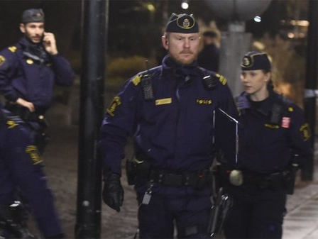 В Стокгольме неизвестные бросили бомбу в ресторан – СМИ