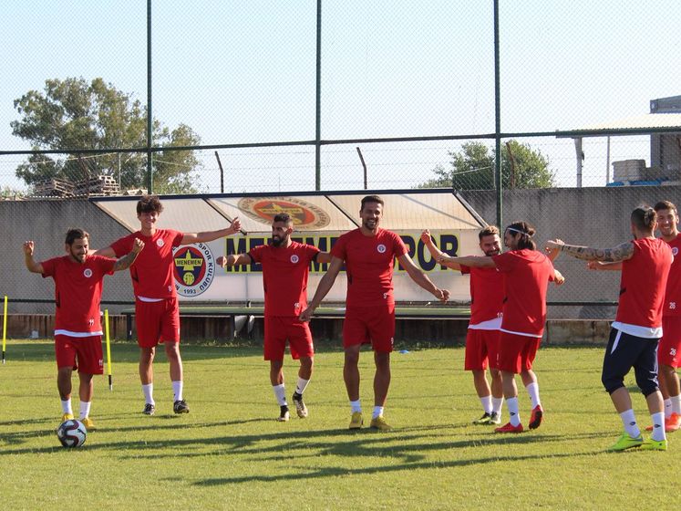 ﻿Футбольний клуб із Туреччини переплутав футболістів, підписуючи контракт, і розірвав його за добу – ЗМІ