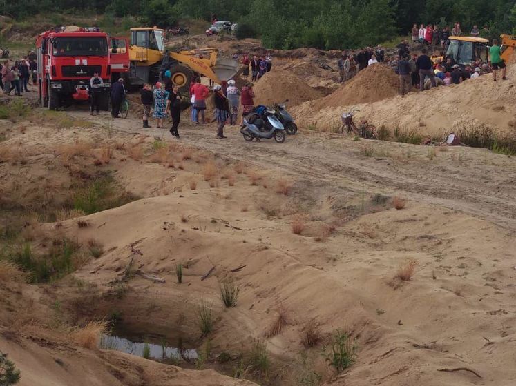 ﻿Хлопчик, якого засипало піском у Рівненській області, загинув – ДСНС