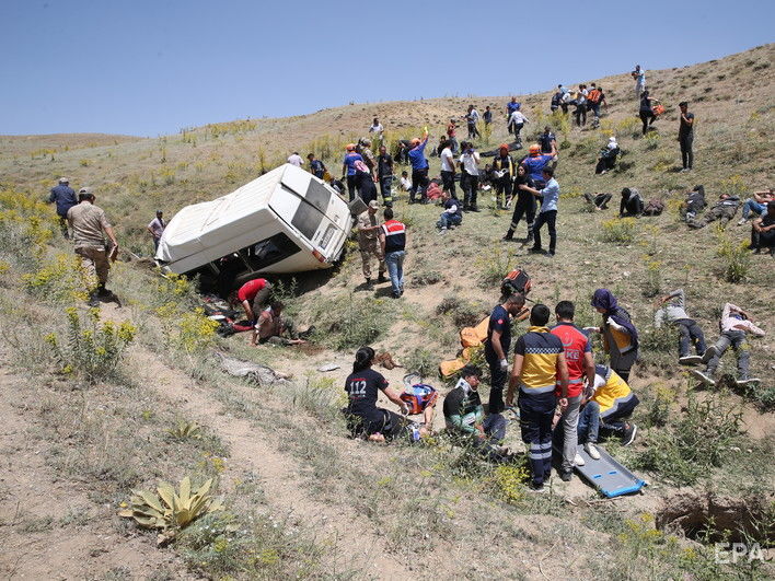 В Турции разбился микроавтобус с мигрантами, 16 погибших