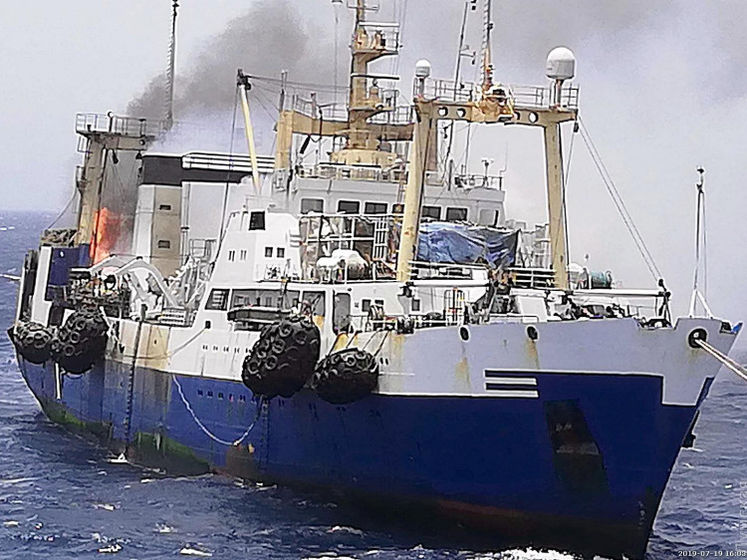 ﻿Біля берегів Африки після пожежі потонув український траулер, є загиблі