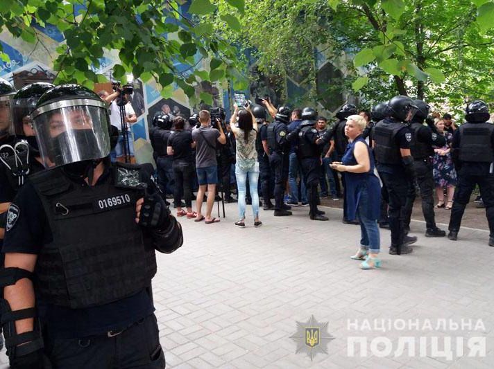 ﻿У Покровську біля будівлі окружної комісії відбувається акція протесту через фальсифікації на виборах