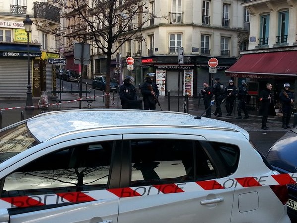 В Париже полицейские застрелили вооруженного мужчину, напавшего на комиссариат