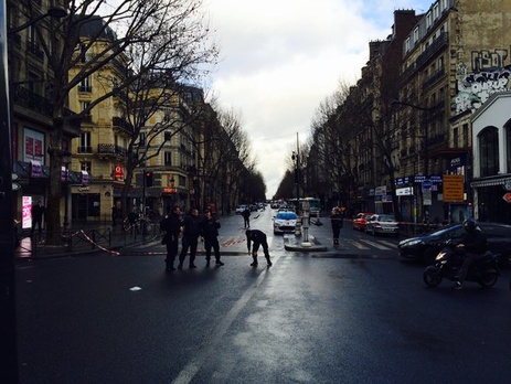 В прокуратуре уточнили, что личность напавшего на полицию в Париже пока не установлена