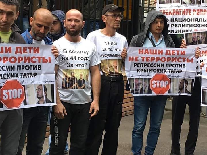 ﻿Суд у Москві оштрафував 18 кримських татар, затриманих на акції під Верховним судом Росії