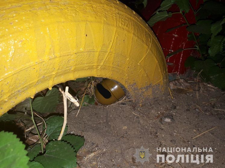 В Николаеве мужчина спрятал гранату на детской площадке
