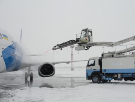 В аэропорту Киев самолет из Львова выкатился за пределы взлетно-посадочной полосы