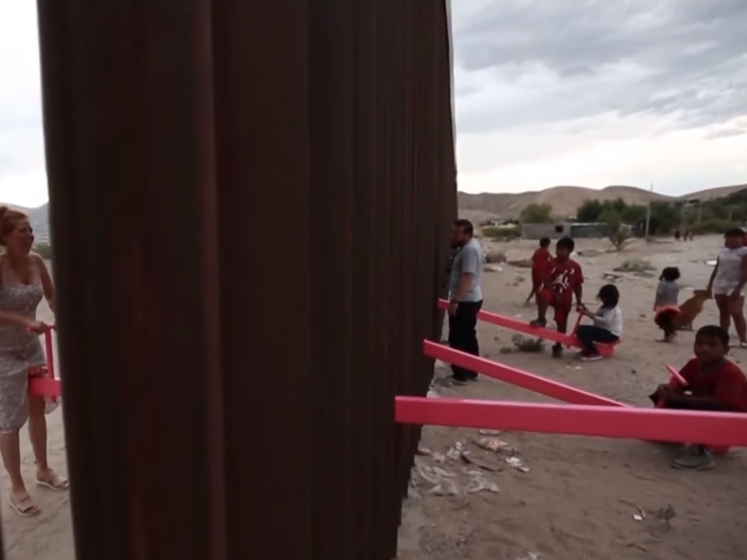 В стене на границе США и Мексики установили качели. Видео