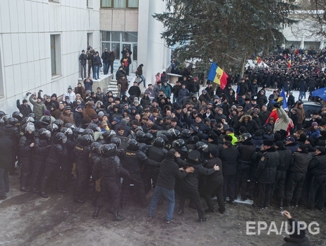 Протестующие ворвались в здание парламента Молдовы