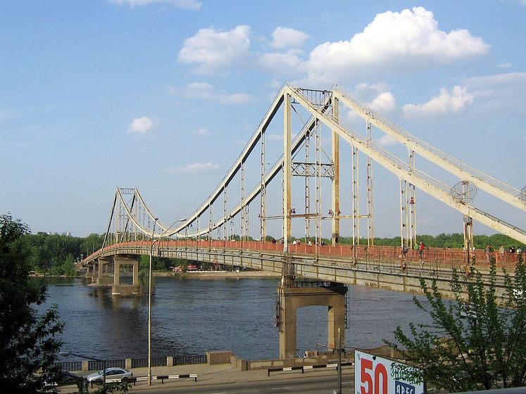 ﻿У Києві обвалилася частина конструкції пішохідного мосту на Труханів острів