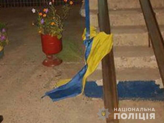 ﻿У Кривому Розі правоохоронці затримали чоловіка, який перебував у розшуку за наругу над державним прапором України