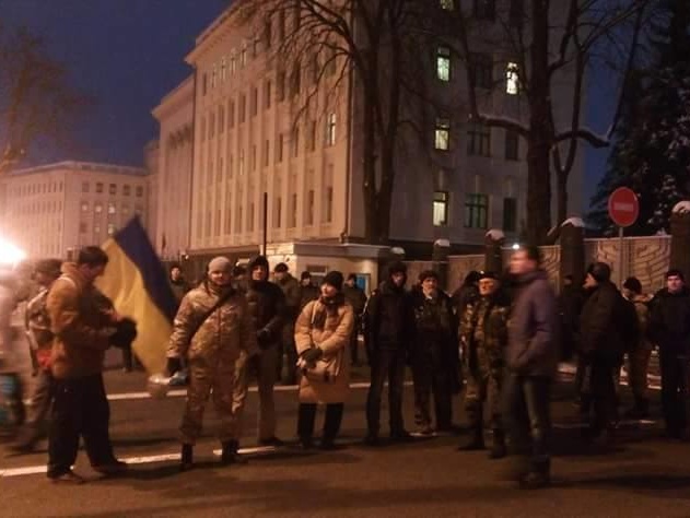 Криворожане начали пикетирование Администрации Президента