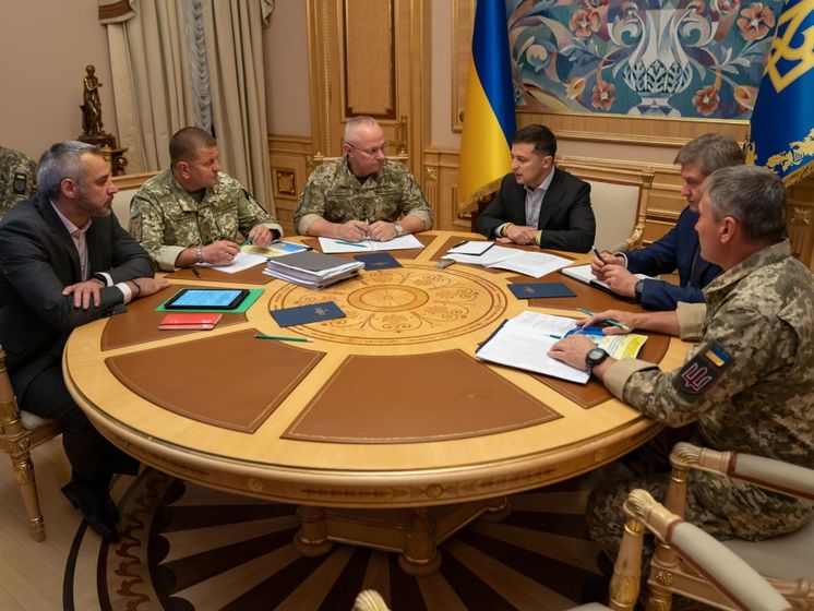 Зеленский созвал срочное совещание с силовиками из-за гибели военных на Донбассе