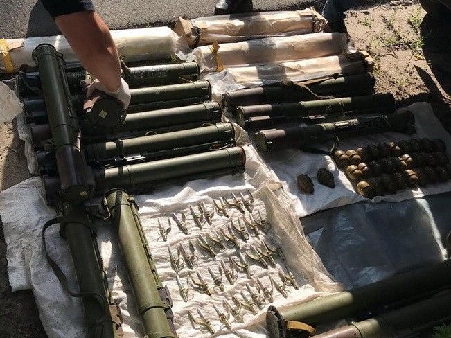 В Луганской области задержали троих военных, которые незаконно торговали оружием &ndash; СБУ
