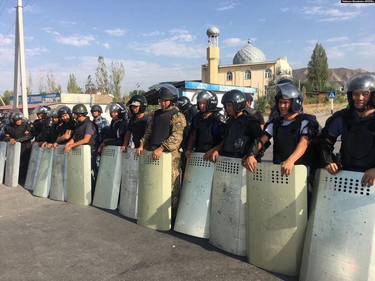 В Кыргызстане силовики снова начали штурмовать резиденцию экс-президента Атамбаева