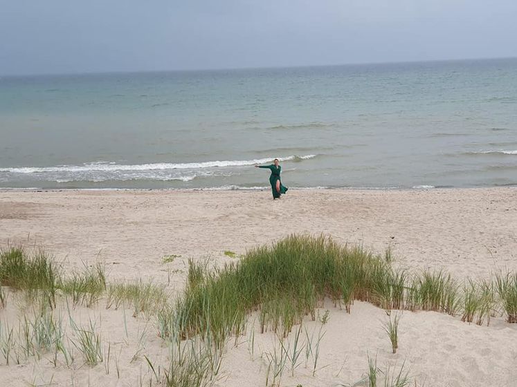 Савченко искупалась в Балтийском море в платье