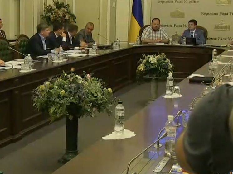 На заседании подготовительной депутатской группы Разумков предложил сократить количество комитетов Рады с 27 до 22