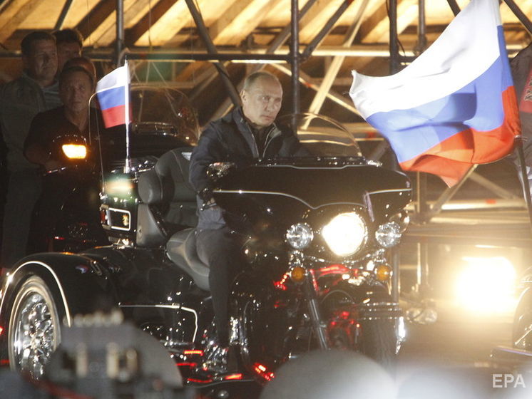 Путин прибыл на байк-шоу в оккупированный Крым и покатал Аксенова на мотоцикле